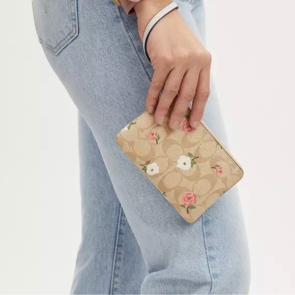 Coach Corner Zip Wristlet With Floral Print new - Picture 2 of 3